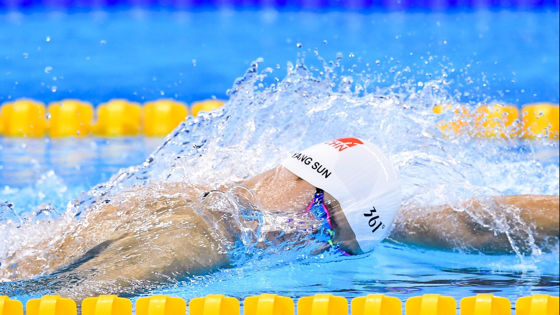 长跑邀请赛：肯尼亚运动员再创辉煌，赛场火爆！，肯尼亚中长跑运动员